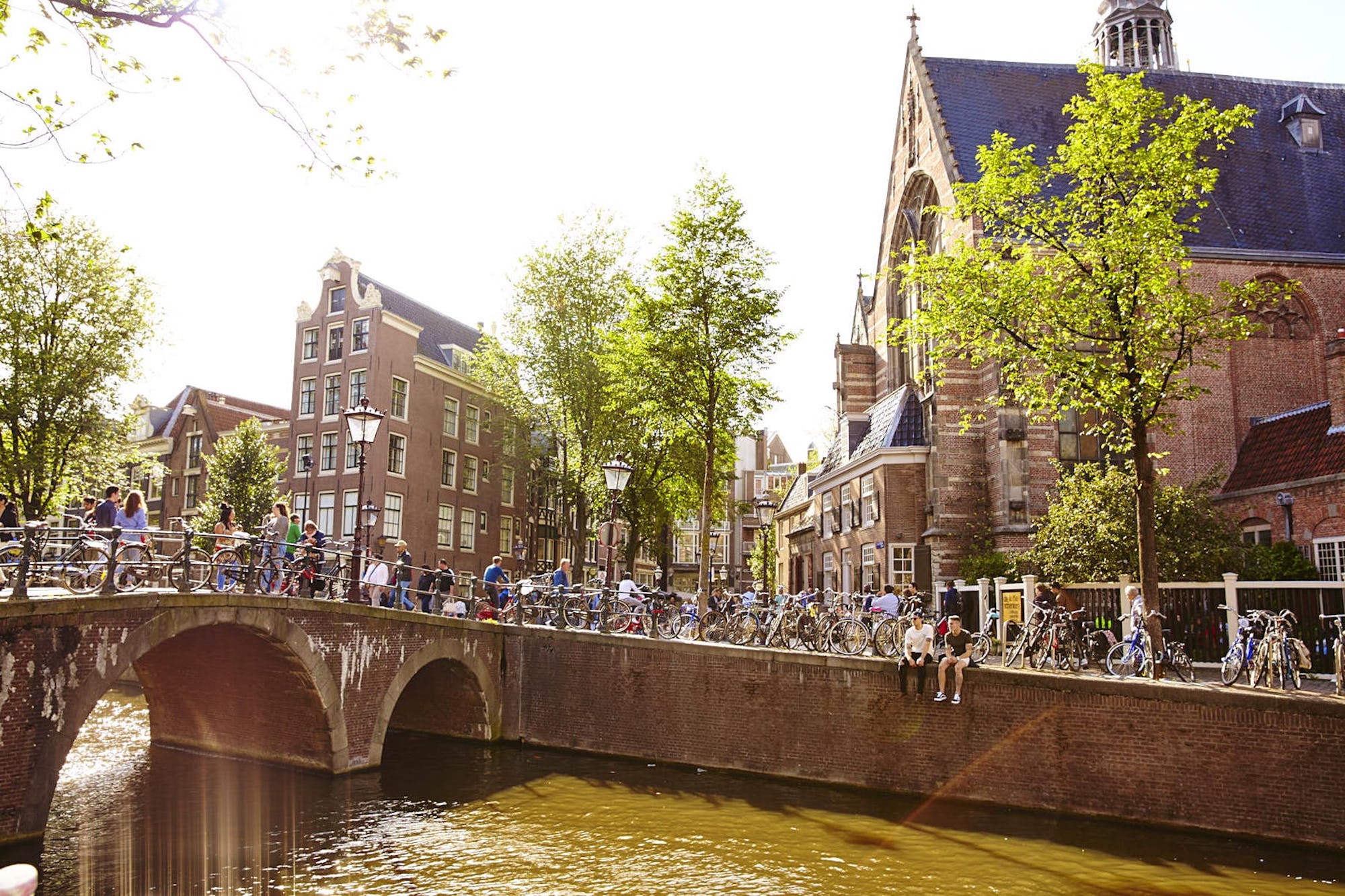 Ámsterdam decorará sus puentes con flores para evitar que se aten bicicletas a sus barandillas