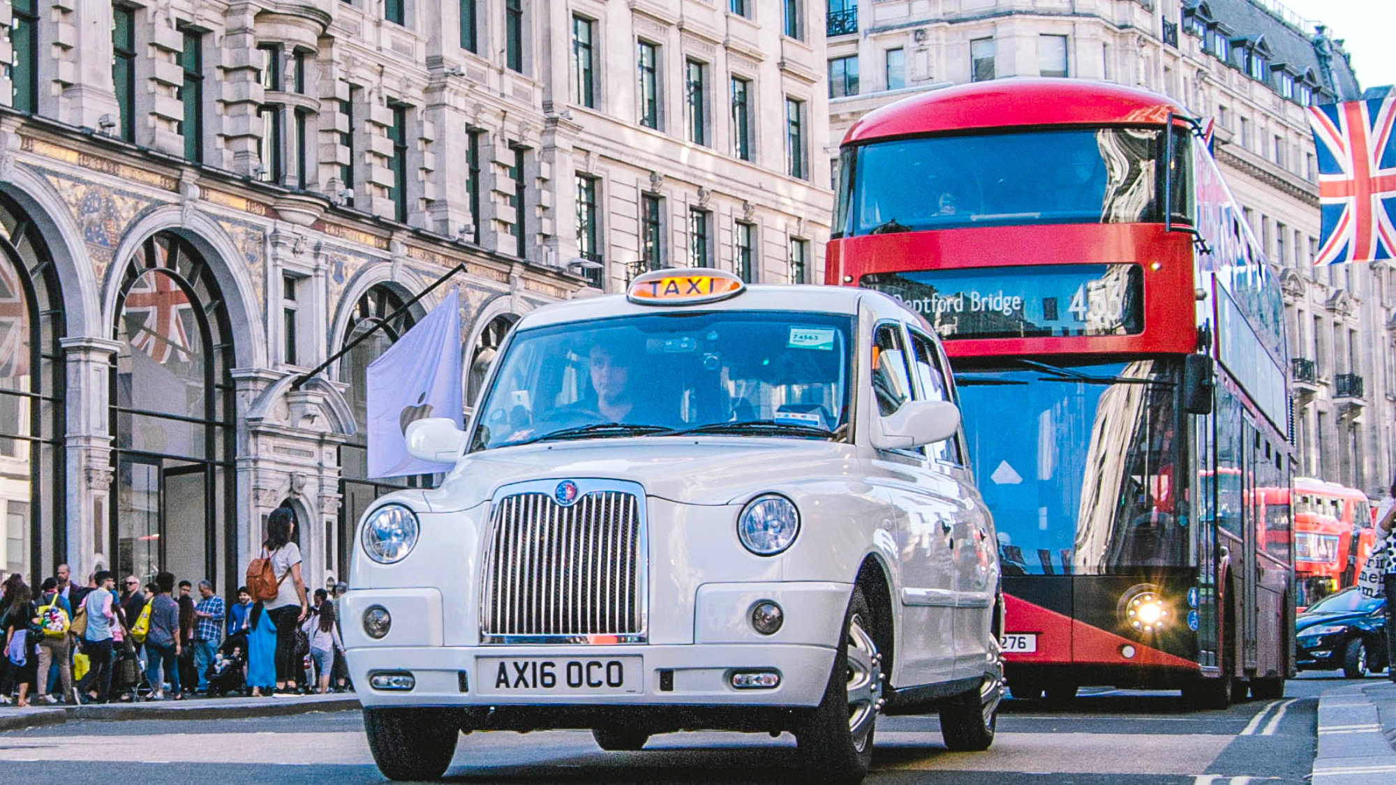 Por qué los taxis londinenses son tan altos. Descubre la curiosa razón de su diseño único