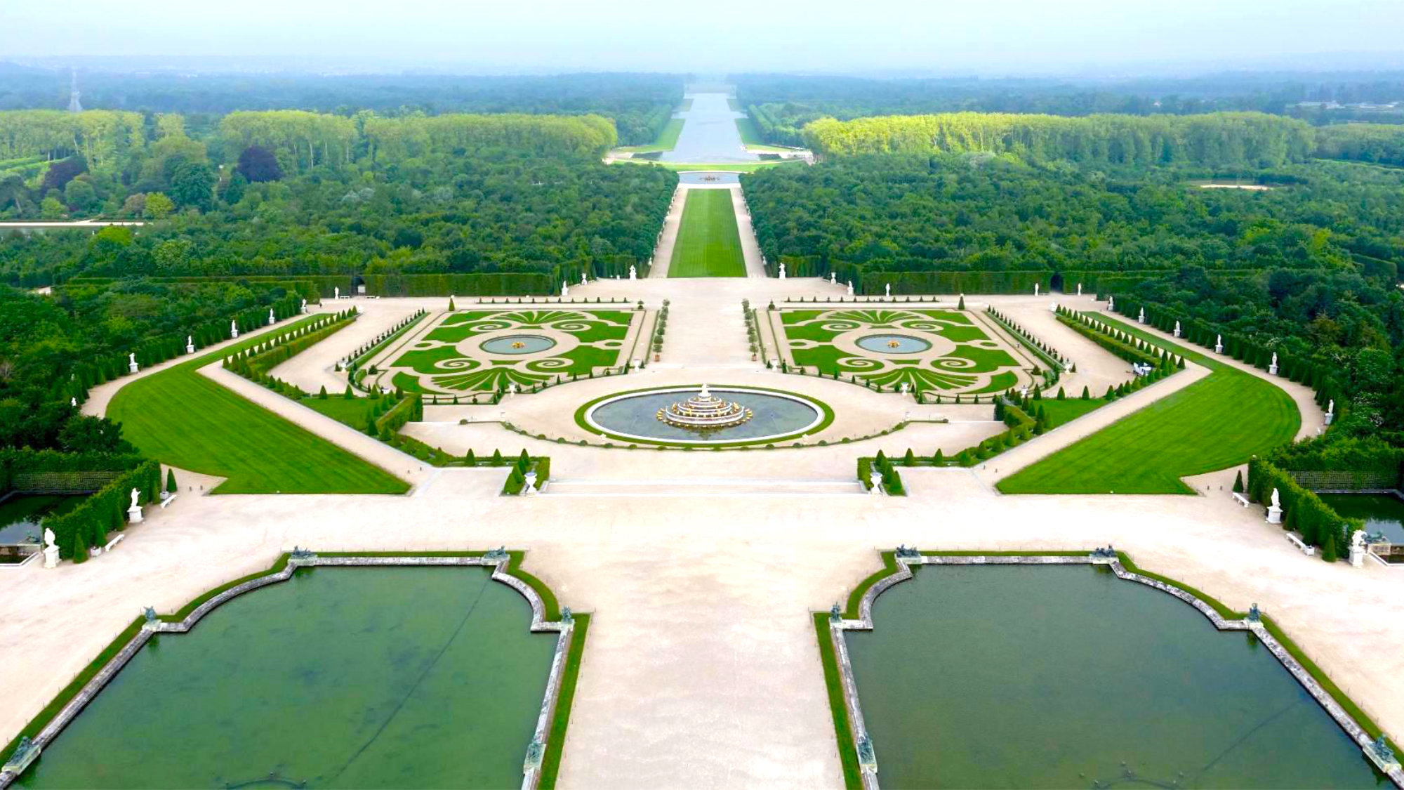 Pasear por los majestuosos jardines de Versalles es gratuito, y una experiencia sin igual