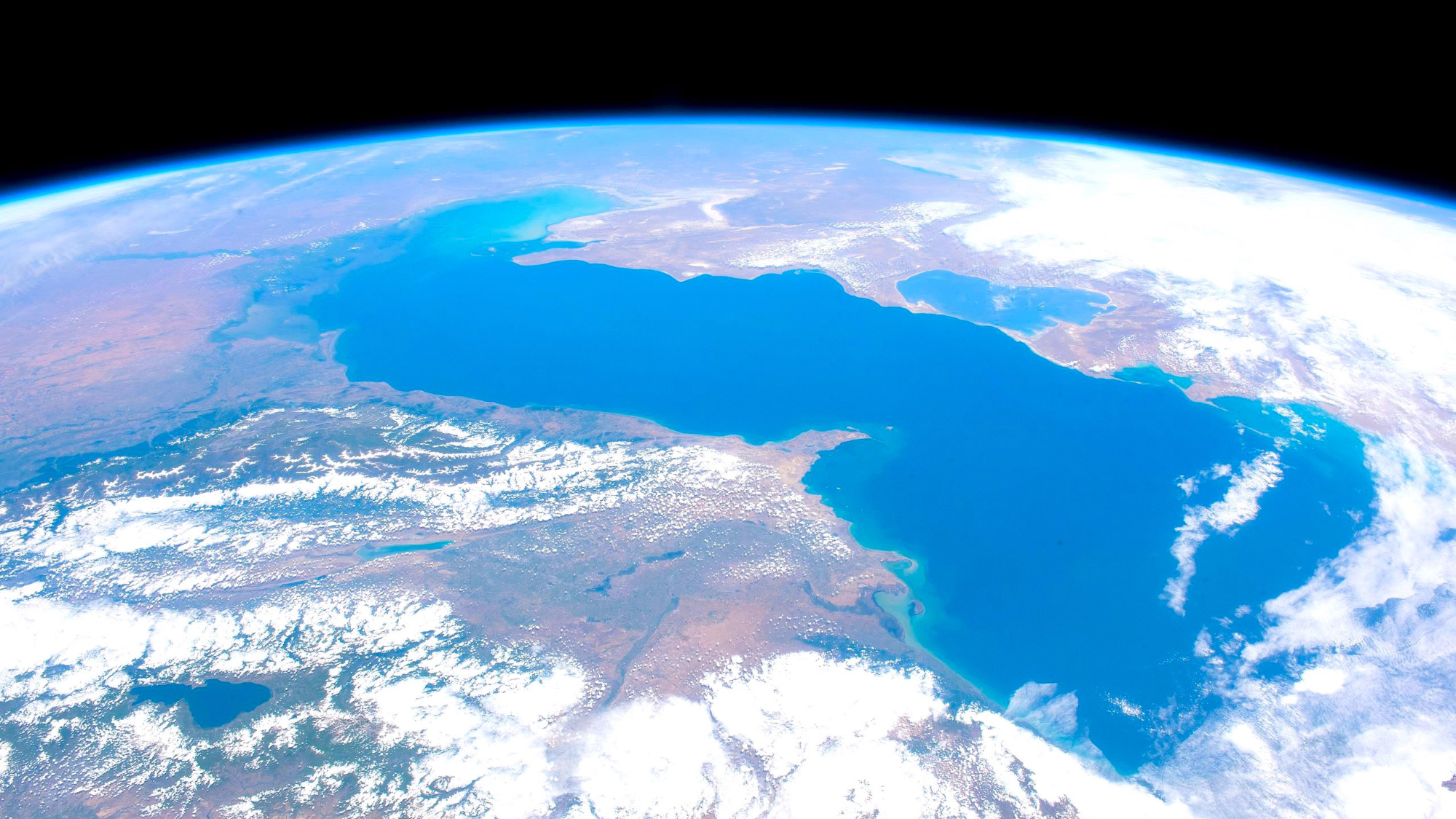 Este es el lago más grande del mundo (tanto, que le llamamos 'mar')