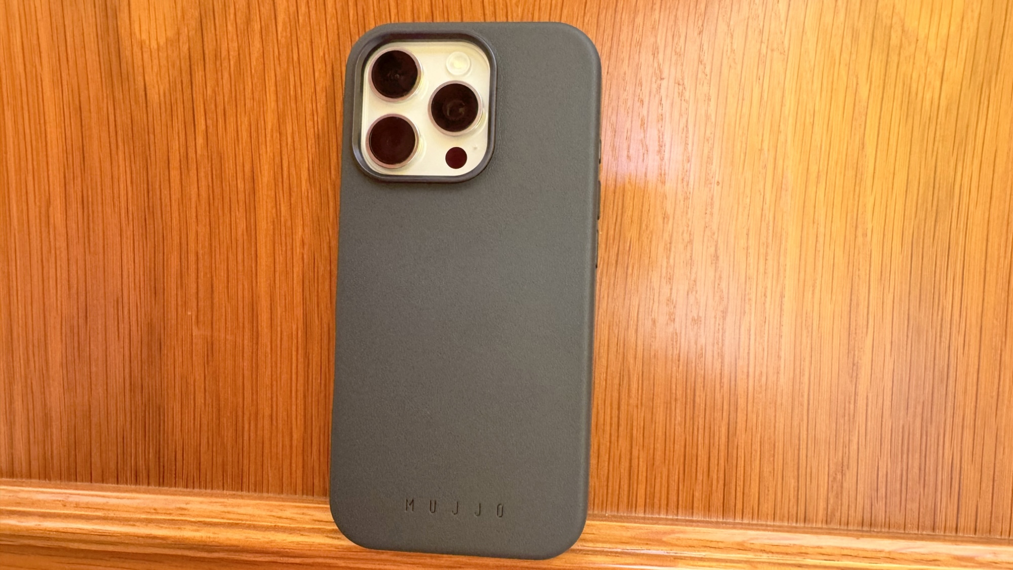 Funda Maizcase para iPhone 16 Pro de Mujjo, análisis: una alternativa sostenible y elegante a la FineWoven de Apple